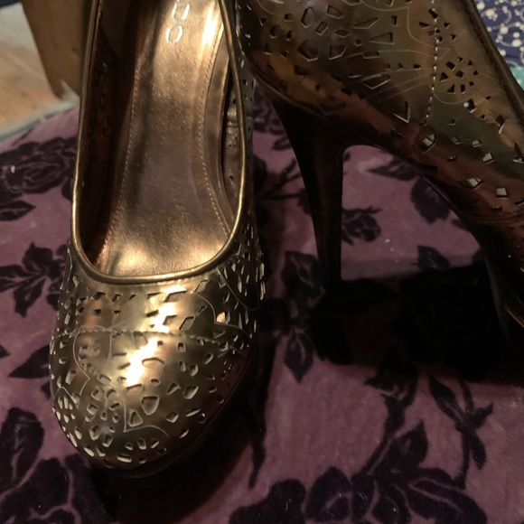 Gold cut out detail heels - Picture 3 of 3